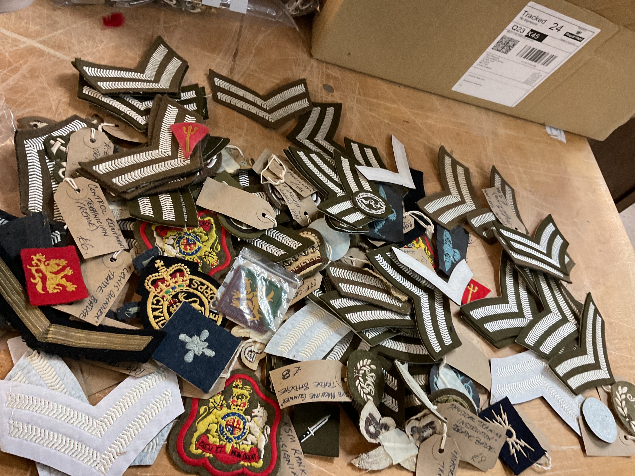 Large qty of embroidered military badges to inc original WWII issue.
