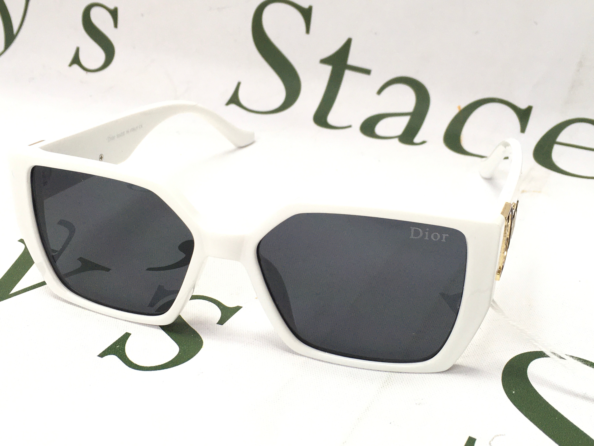 DIOR Sunglasses the Dior Miss Dior S11, with gold-toned "CD" or "Dior" signature hinge on the temples. Inner distance between temples 13.5cm. 