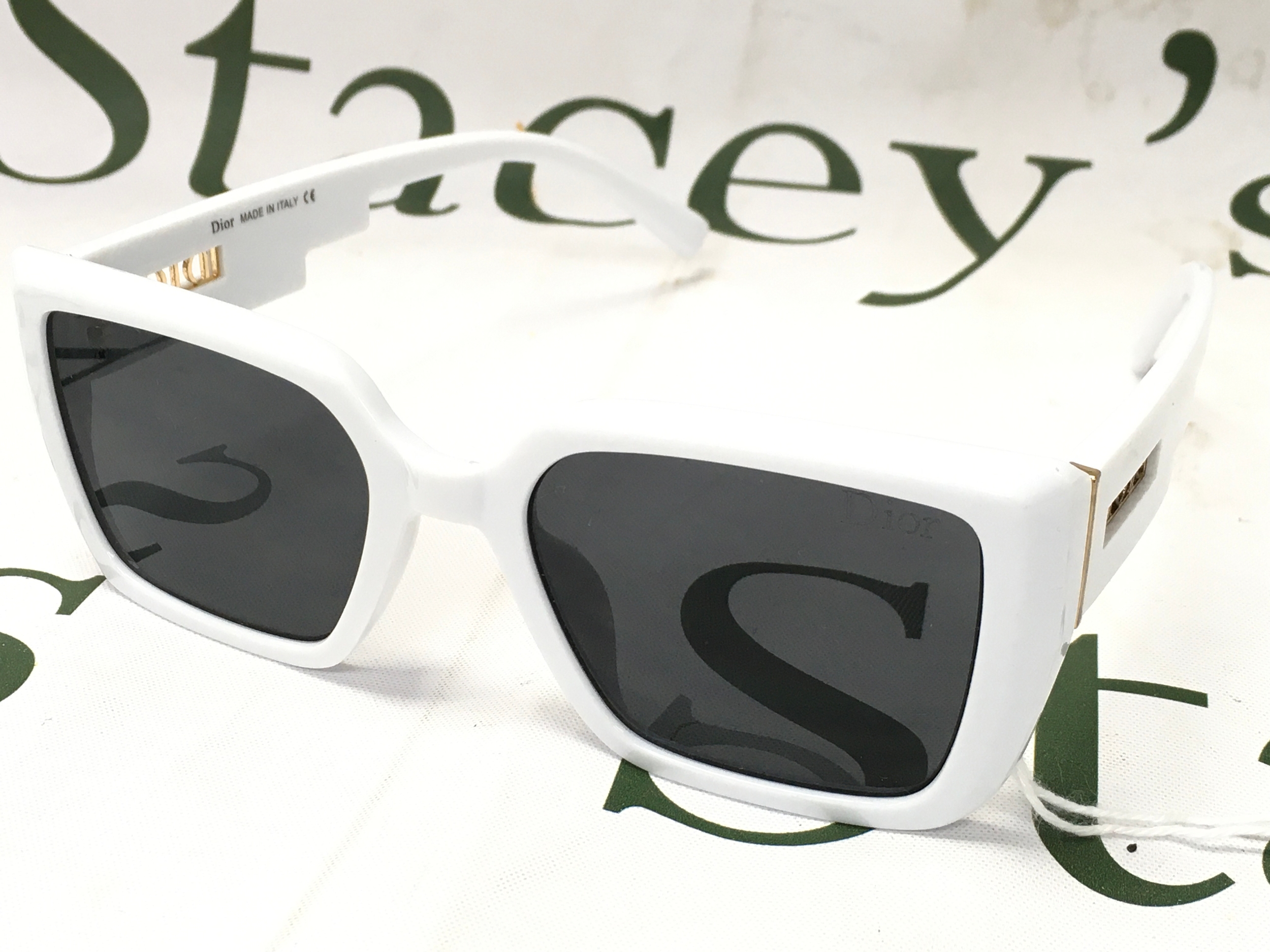 White DIOR Sunglasses made in Italy, with a gold-finish metal signatures and part number. Inner distance between temples 13cm.
