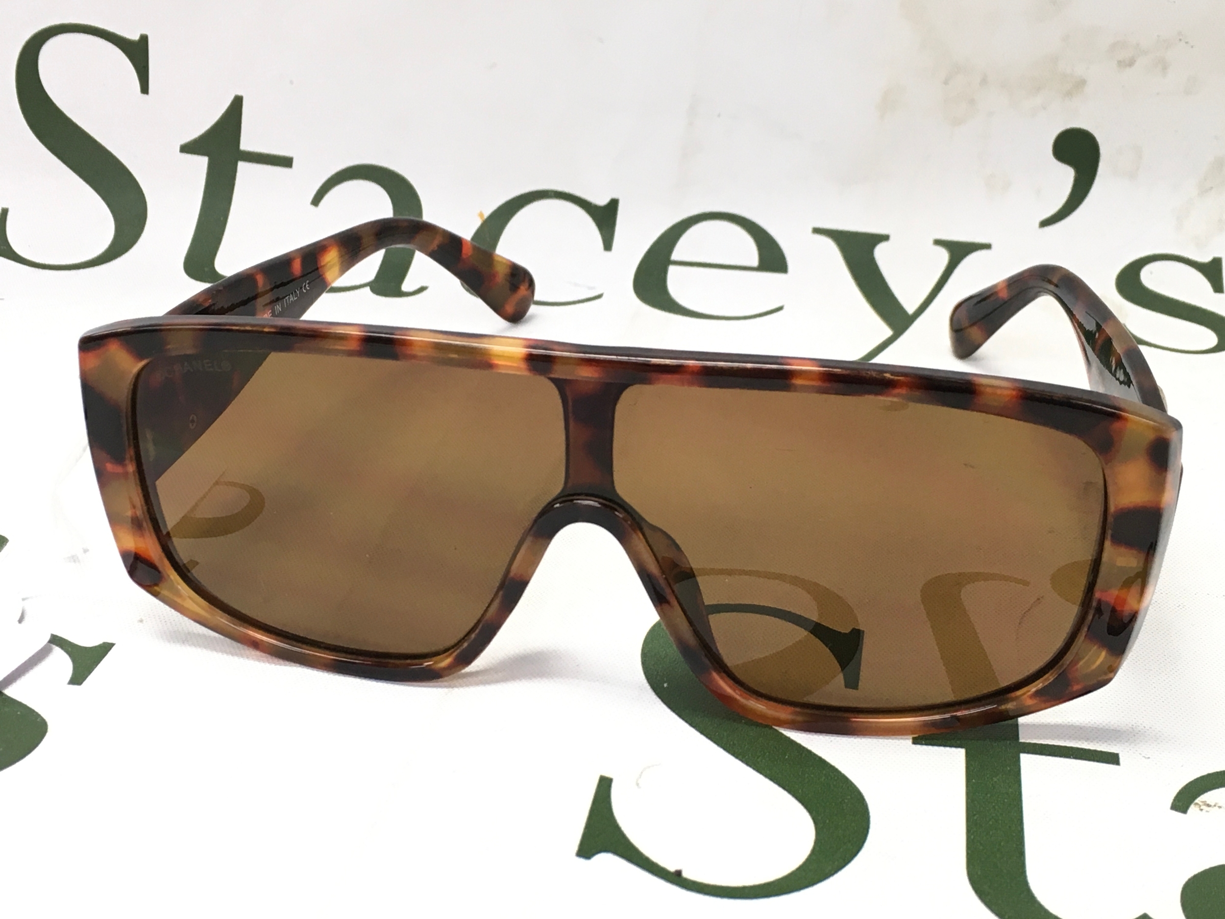 CHANEL Women's Sunglasses CH5495, featuring a bold Tortoiseshell frame, accented with the Iconic gold CC logo. Inner distance between temples 15cm.