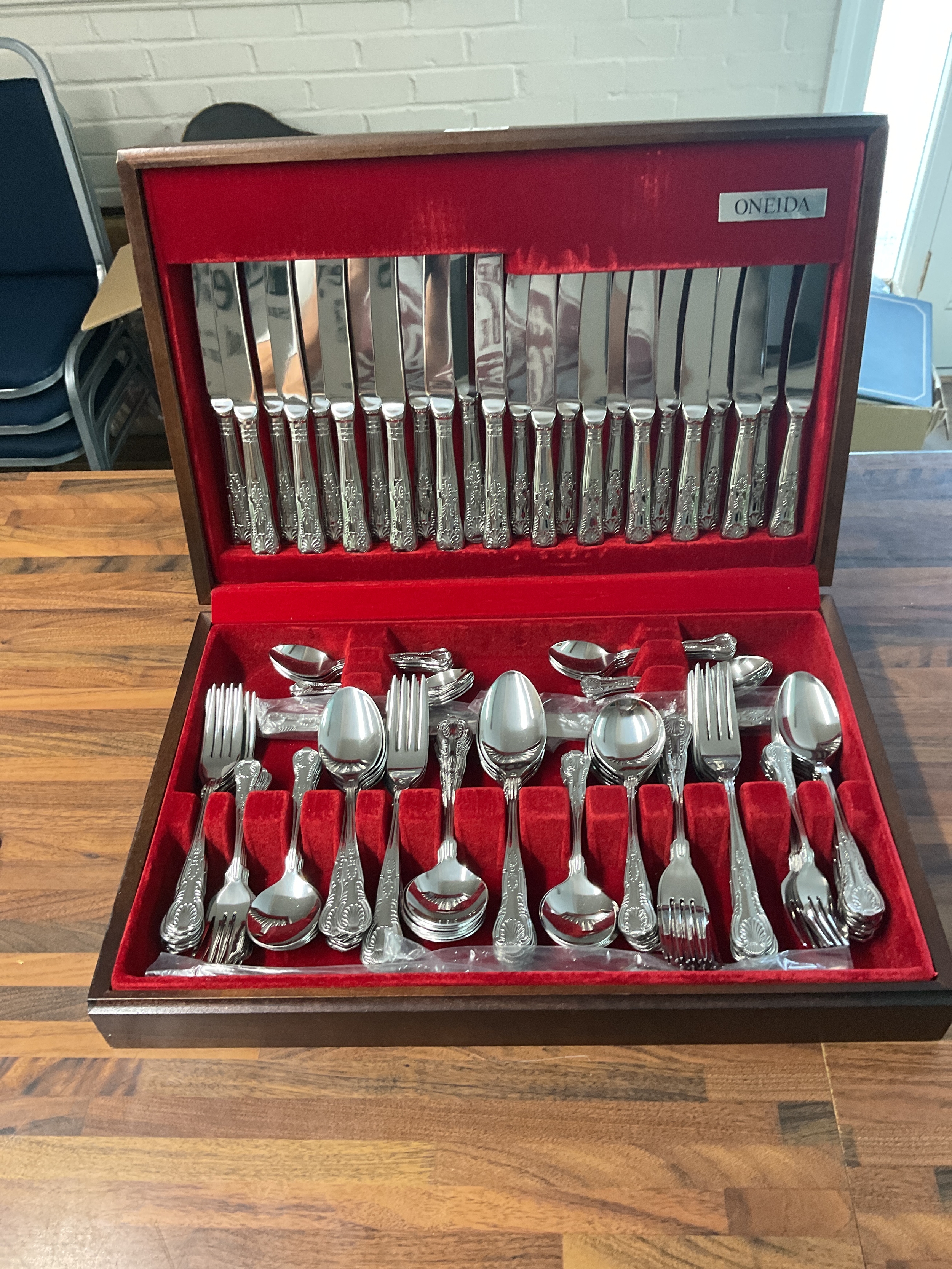 Cased as new set of Oneida Kings pattern 8 place setting cutlery canteen. NO RESERVE