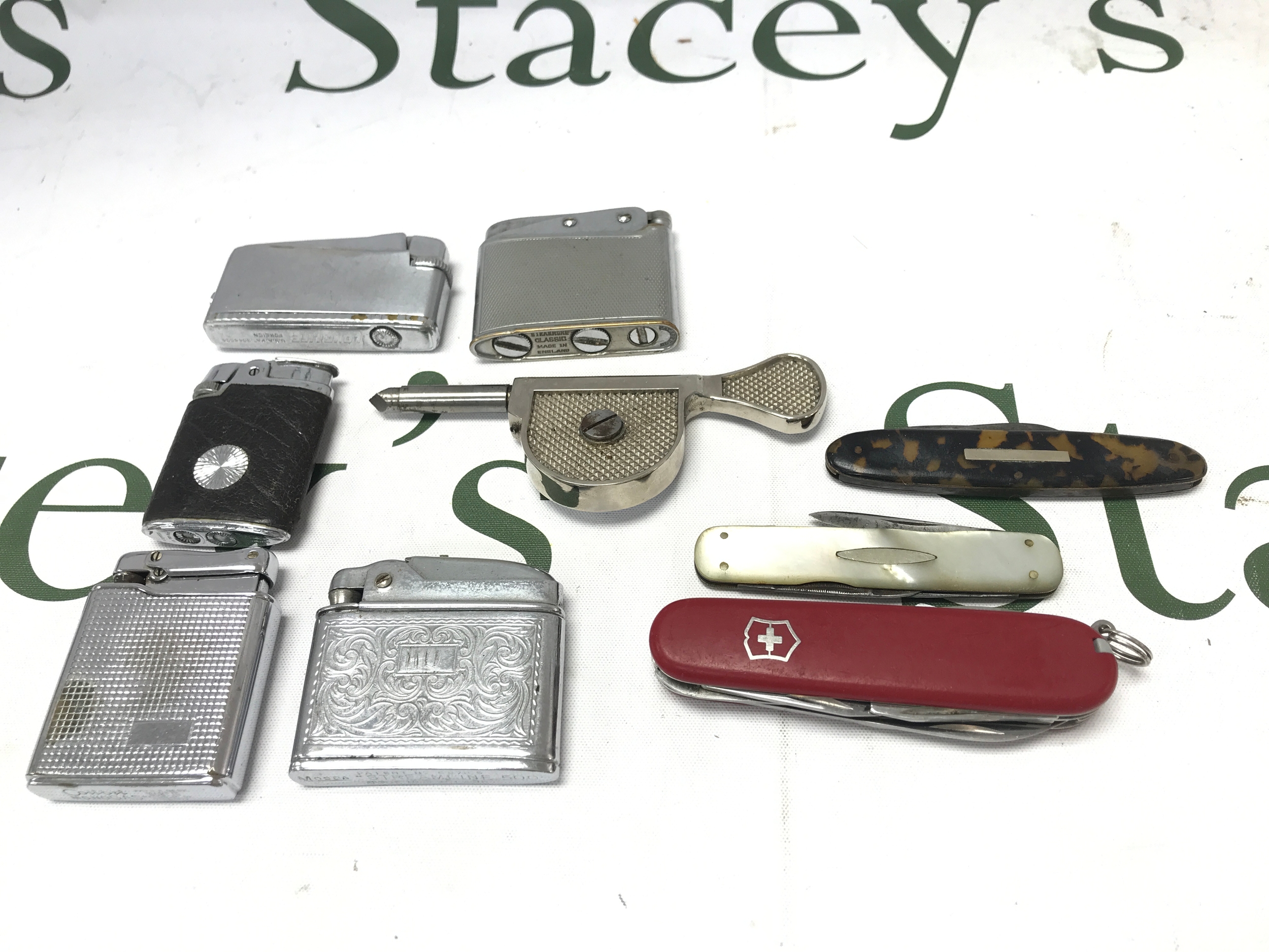 A Collection of vintage lighters and pocket knives 