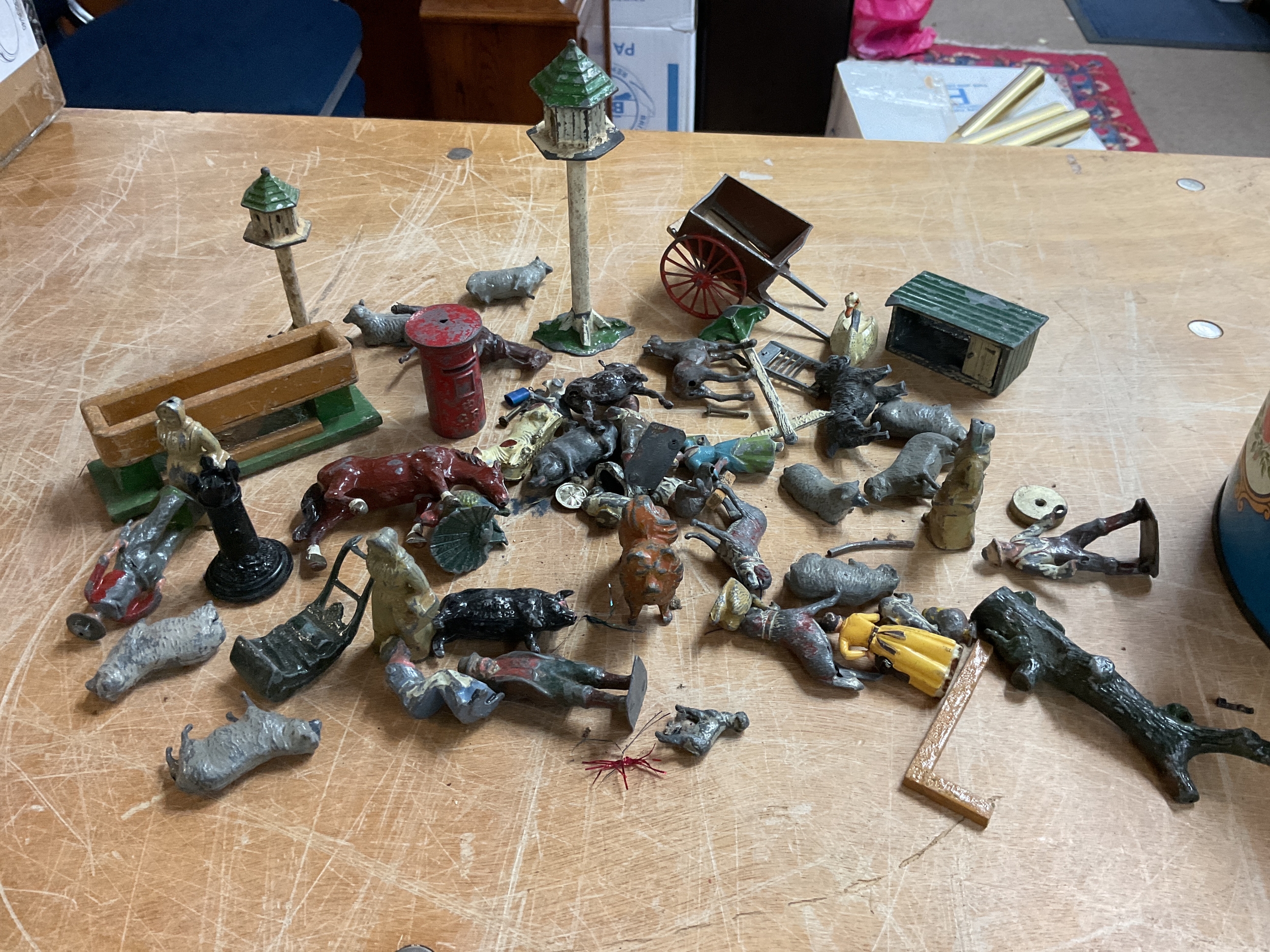 Tin of vintage lead figures.