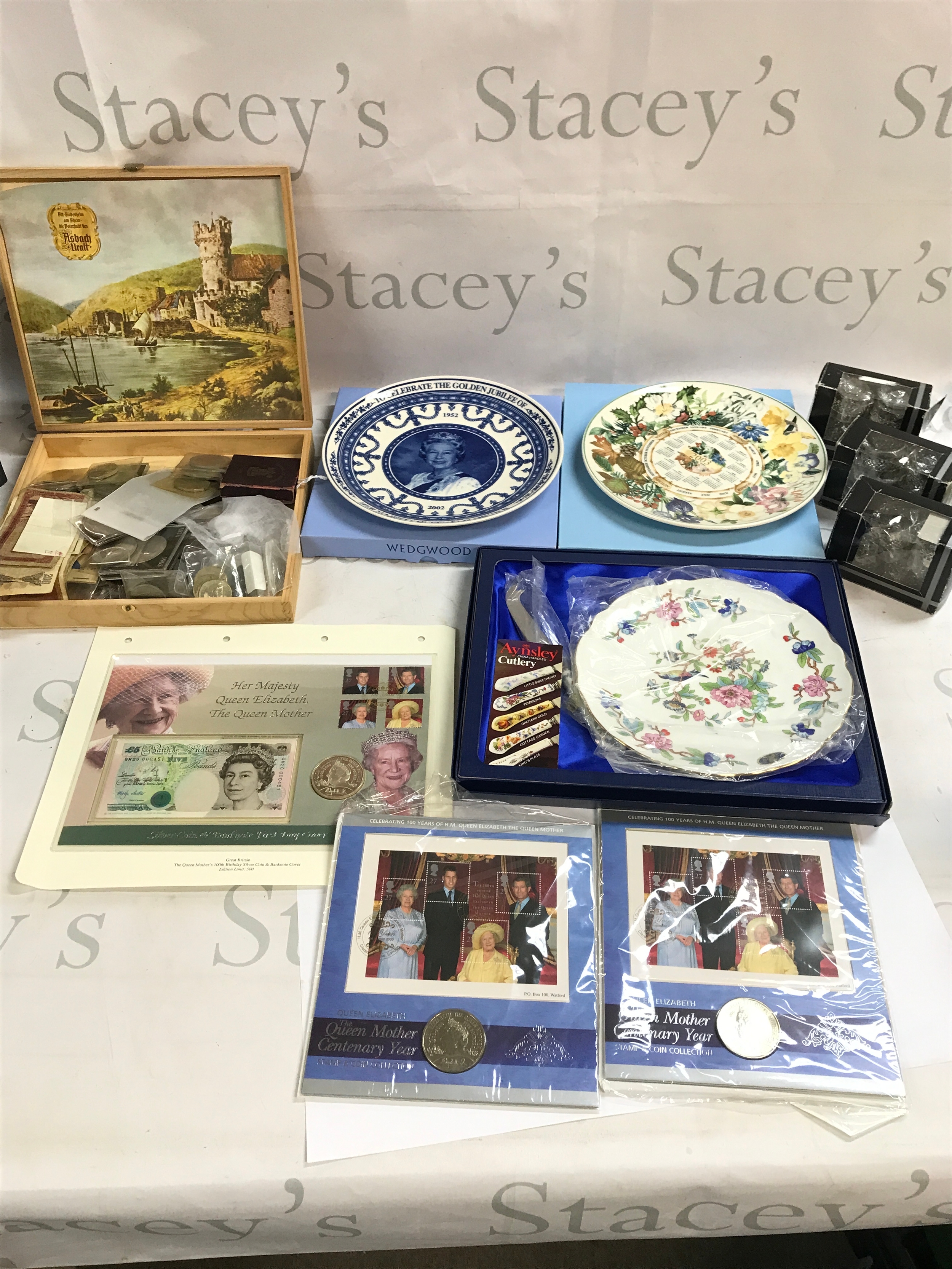 Silver Queen mum 1oz coin with a £5,a collection of nickel crown coins and banknotes, used circulated, two Wedgwood plates, Ansley plate and napkin rings 