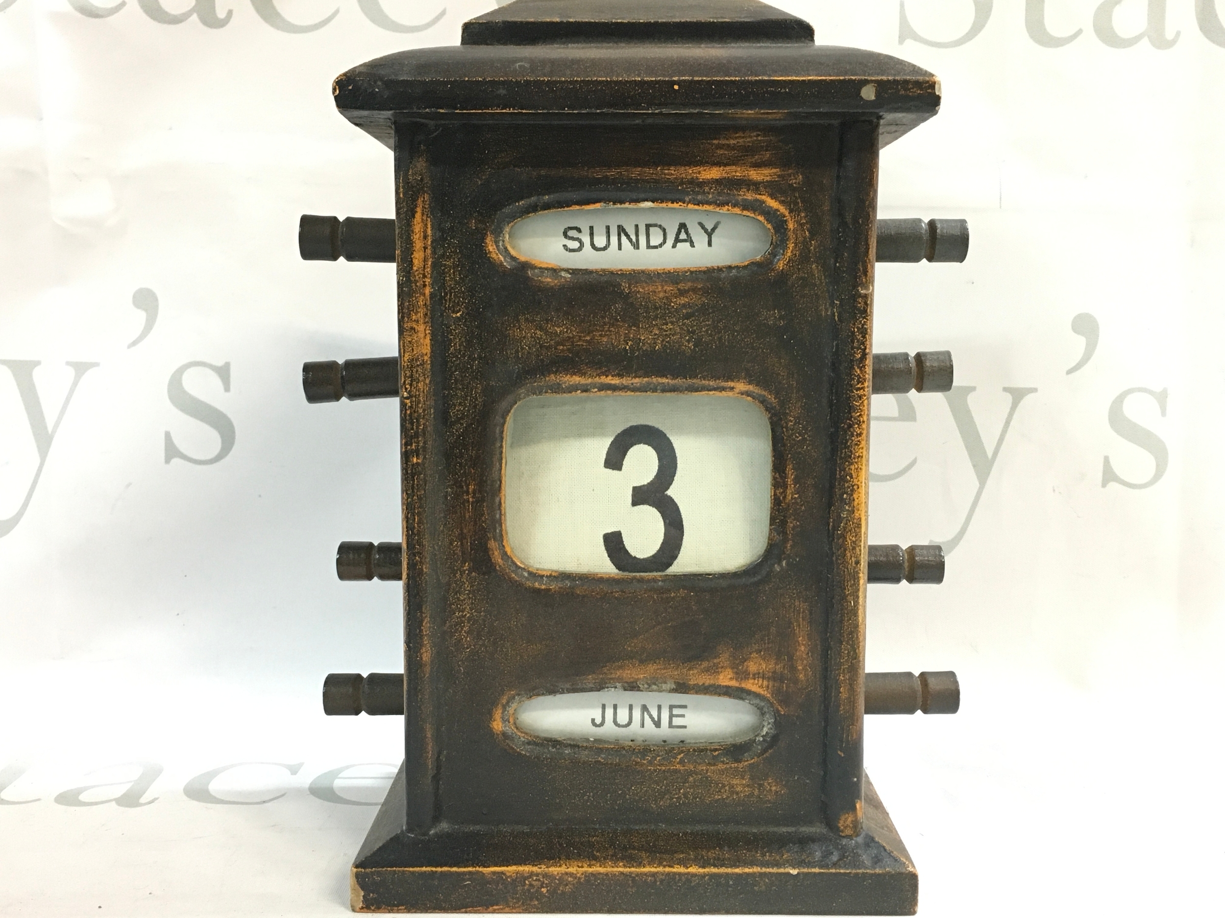 A vintage wooden perpetual desk calendar 25cm tall, 15cm wide 