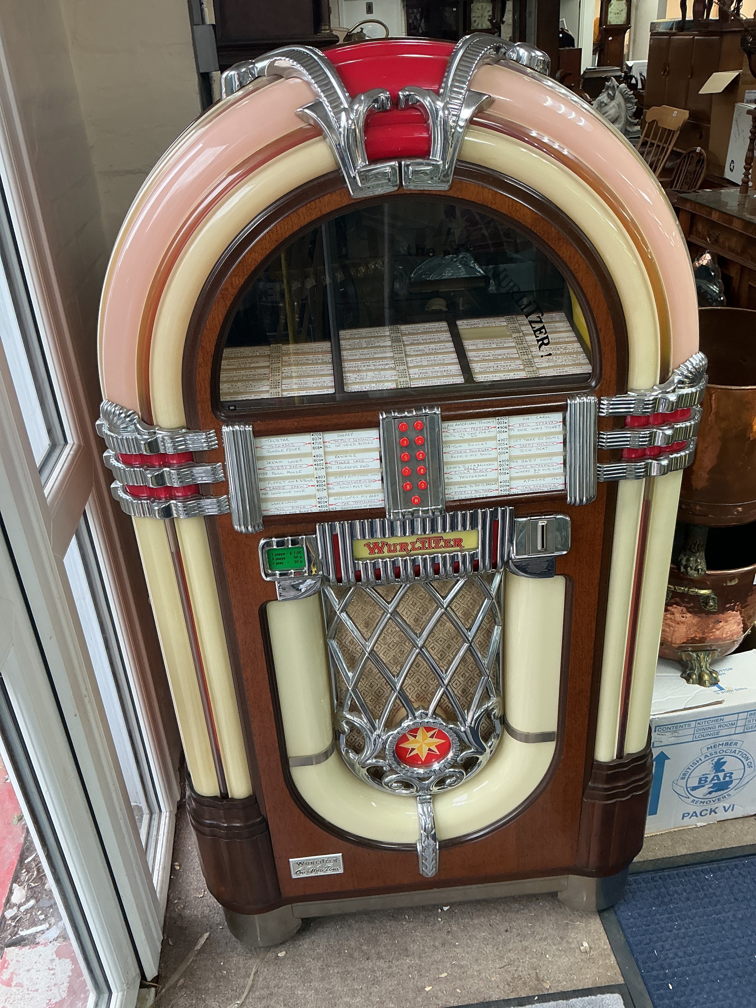 A Wurlitzer jukebox, type MB 20/16, model OMT Grundgera.