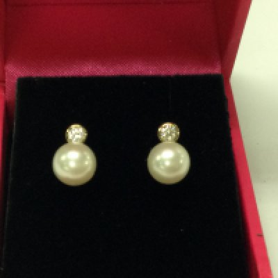 A pair of 9ct earring set with a pearl and diamond.