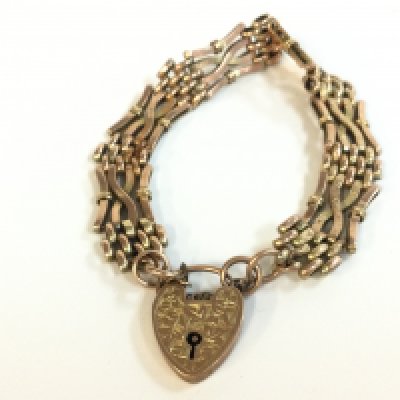 A 9ct gold gate bracelet , 15.6g total weight. Postage category A