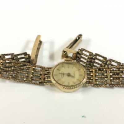 A ladies 9ct gold cased rotary watch with a 9ct gold straps. Total weight 12.90grams.