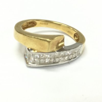 An 18ct white and yellow gold diamond set ring. Approx 5.6g and size N 1/2