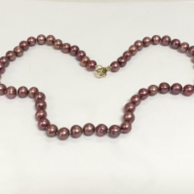 A dark pink/purple cultured pearl necklace with gold plated clasp, approx length 44cm. Shipping category A.