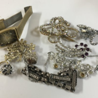 A small collection of costume jewellery.