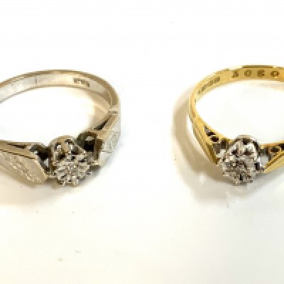 2 vintage 18ct gold solitare diamond rings. (A)