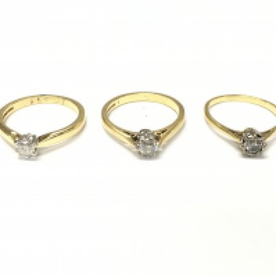 Three 18ct gold diamond solitaire rings. L 1/2 M 1/2 N approximately 8.4g