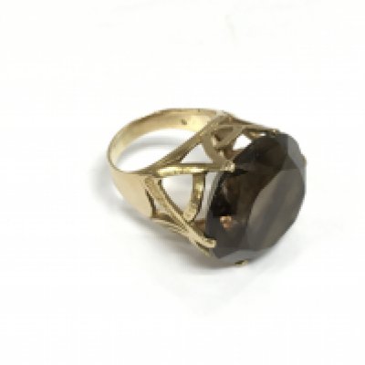 A large unmarked yellow metal quartz rings, approx 10g and approx size L-M. Shipping category A.
