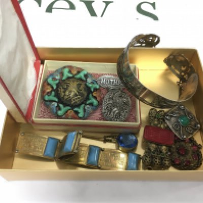 A small collection of vintage jewellery including a Max Neiger brooch etc. Shipping category B.