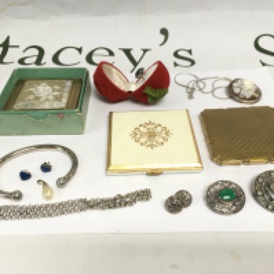 A small collection of jewellery and compacts including a silver bangle, brooches etc. Shipping category B.