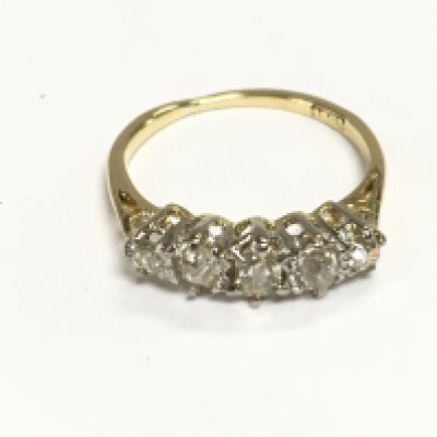 An 18ct antique 5 stone diamond ring. Size M and 2.65g