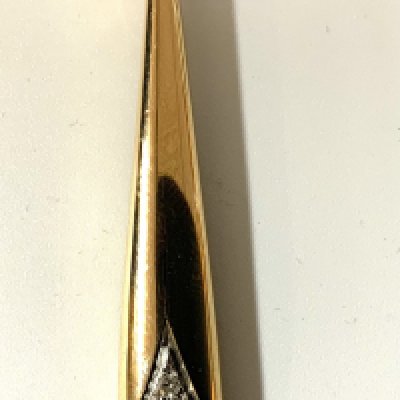 A heavy 18ct yellow and white gold tear drop pendant inset with diamonds, 5.7g, 4.8cm (A)