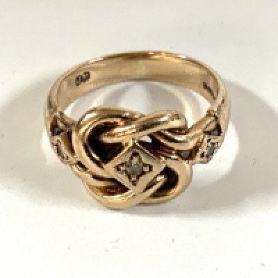 A 9ct gold and diamond set knot ring. Size N. 6.1g (A)