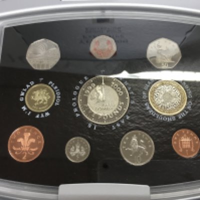 A 2000 royal mint proof coin set.