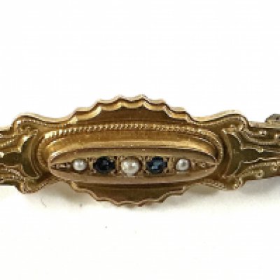 A small Edwardian 9ct gold brooch, some repair (A)