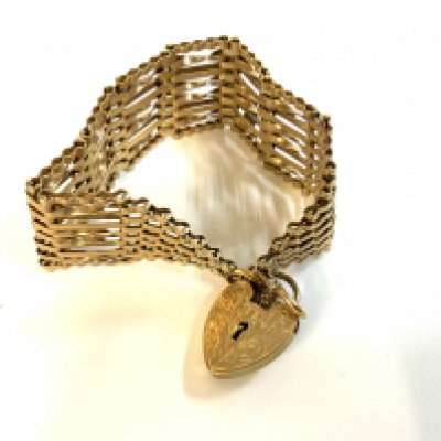 A heavy 9ct gold gate bracelet, 28g. ( A)