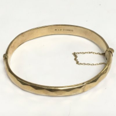 A 9ct gold bangle, approx 9.2g. Shipping category A.
