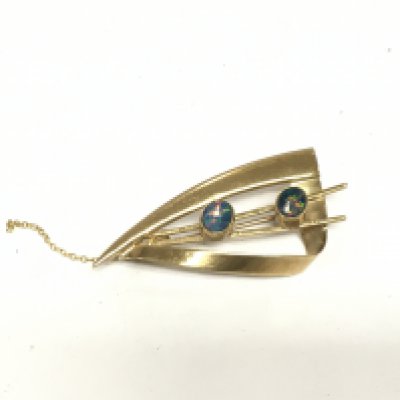 A 9ct gold and opal brooch, approx 5.8g. Shipping category A.