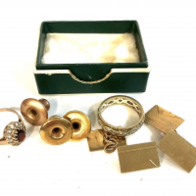 A small mixed lot of 9ct gold jewellery.