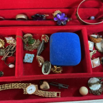 A small mixed collection of costume jewellery