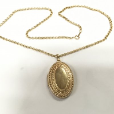 A 9c gold oval locket with attached chain, approx total weight 7.2g. Shipping category A.