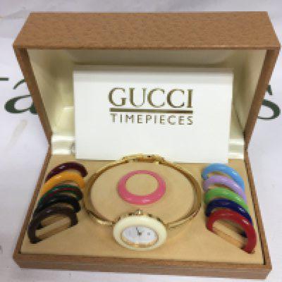 A Gucci ladies watch in a fitted box with interchangeable outer bezel. Shipping category B.