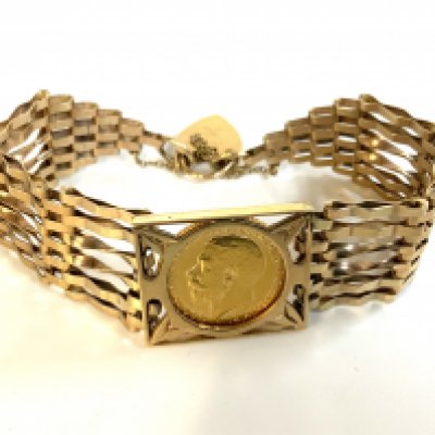 A 9ct gold gate bracelet inset with a 1911 George V half sovereign in coin mount. (A)