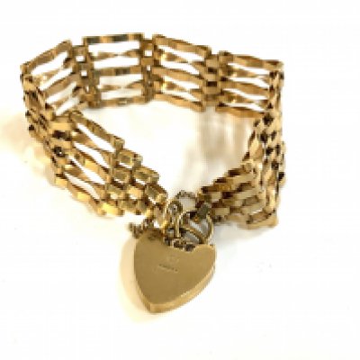 A 9ct gold gate bracelet. (A)