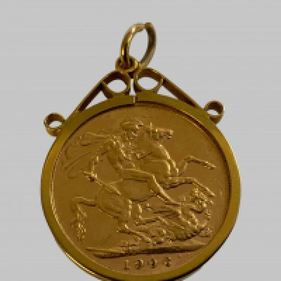 A 1906 Edward VII full sovereign in a 9ct gold coin mount. (A)