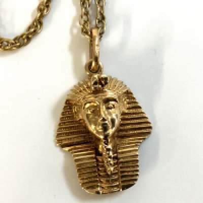 A 9ct gold chain necklace with a 9ct gold Tutankhamen pendant.