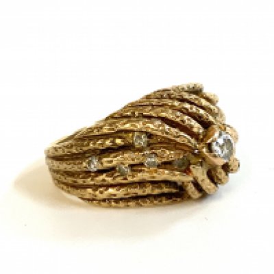 A 9ct gold weave design ring inset with a pattern of diamonds, L.5 (A)