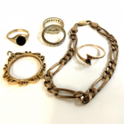 A small collection of 9ct gold jewellery to include a 9ct coin mount, 2 stone set eternity rings, gold bracelet and 2 stone set rings.