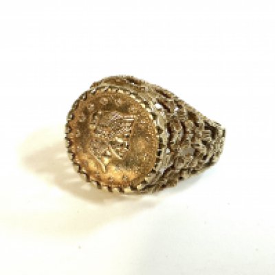 A 9ct yellow gold ring inset with a 1853 1 Taller coin.