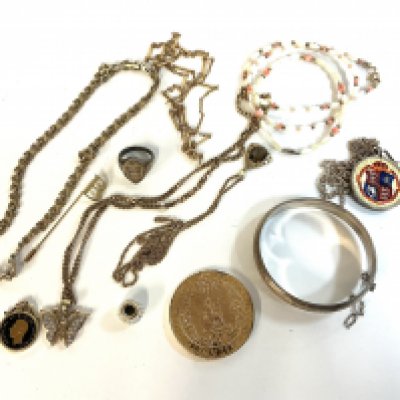 A mixed lot of various costume jewellery.