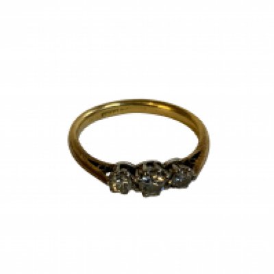 An 18ct yellow gold and platinum 3 stone diamond ring, Size L. (A)