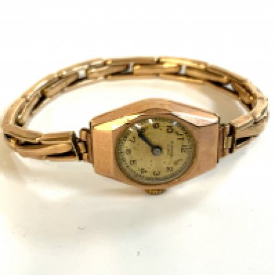 A 9ct gold ladies wrist watch. (A)