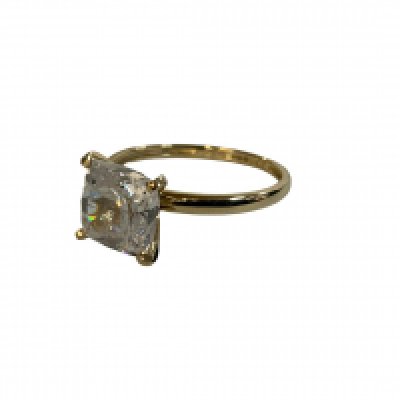 A 9ct yellow gold and CZ set dress ring. Size P (A)