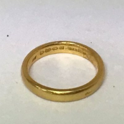 A 22carat gold wedding band. Weight 4.9g