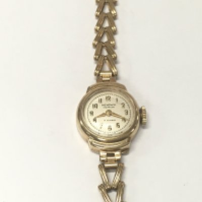 A vintage 9ct ladies wrist watch. 12.21g winds and runs.