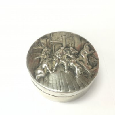 A silver trinket box approximately 7cm diameter 79.60g