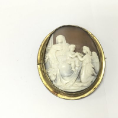 A vintage cameo brooch. Approximately 50mm diameter