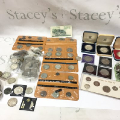 A collection of assorted British and other coinage. Postage B