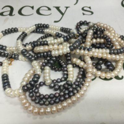 A mixed lot of cultured Pearl jewellery including earring and necklaces.
